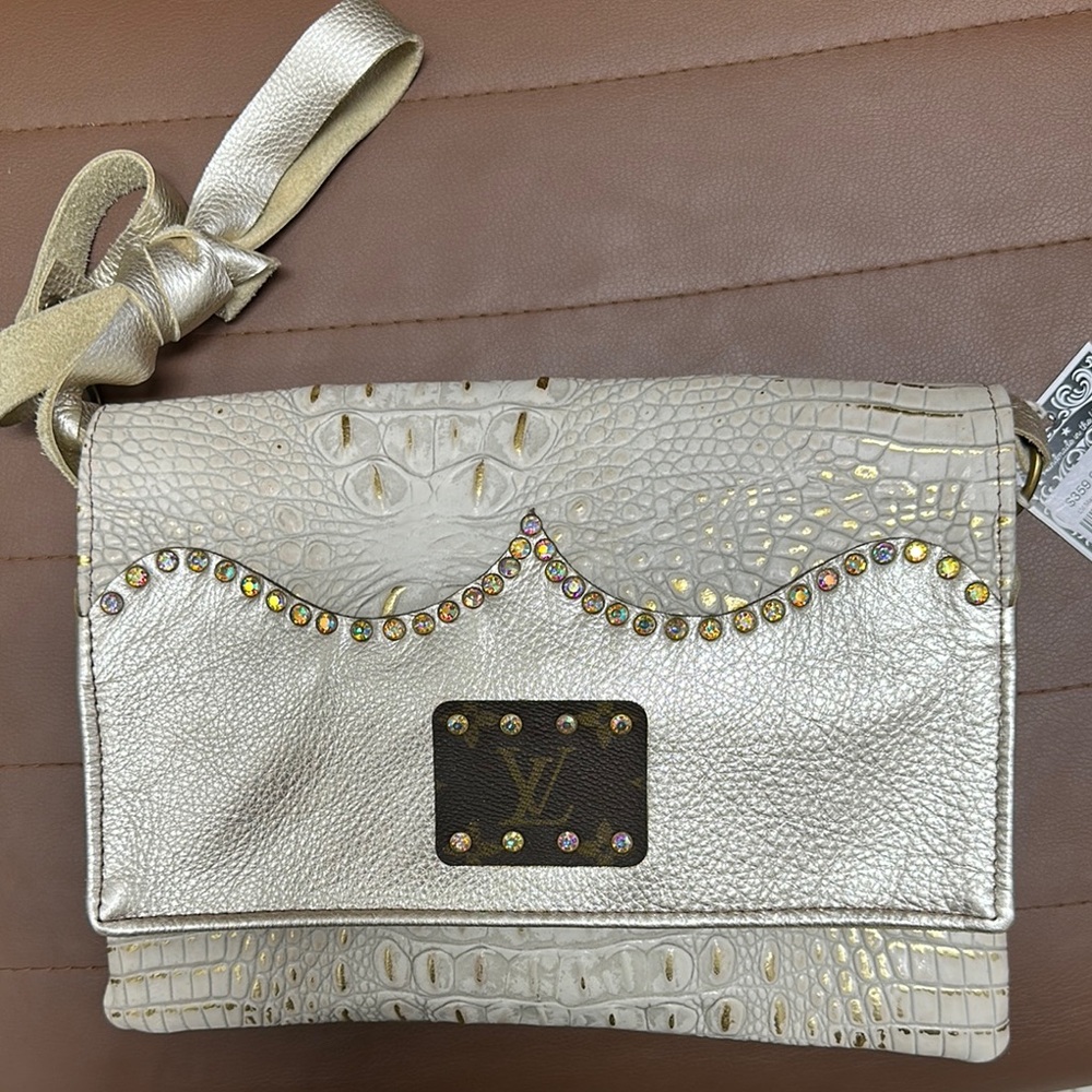 LV KEEP IT GYPSY DISTRESSED‎ Embossed  LEATHER Crossbody NWT
